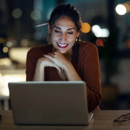 الآلاف من الأشخاص يعملون عن بعد، من خلال الشبكة العنكبوتيّة