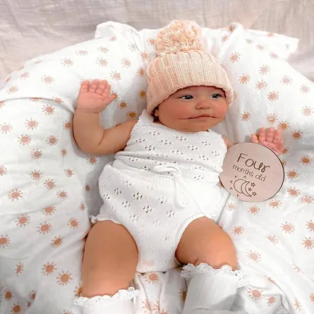 صورة الطفلة آيلا