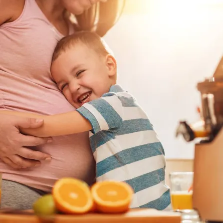 صورة لطفل يضم أمه الحامل