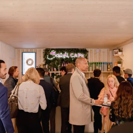 مقهى سعودي في دافوس يمنح الزوار تجربة مميزة لمعرفة ثقافة وعادات المملكة - الصورة من حساب الهيئة السعودية للسياحة على تويتر