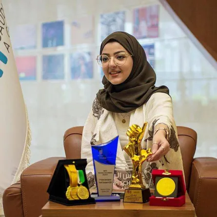 طالبة سعودية تخترع جهازا يساعد الصم على قيادة السيارات - الصورة من واس