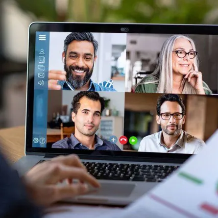 صورة لاجتماع عبر تطبيق زووم