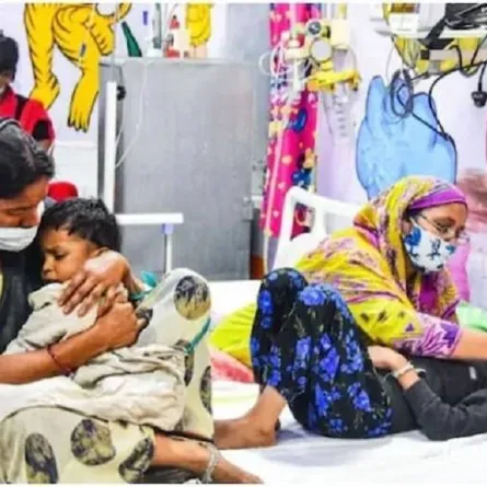 صورة أم ترعى طفلها المصاب بإنفلونزا الطماطم