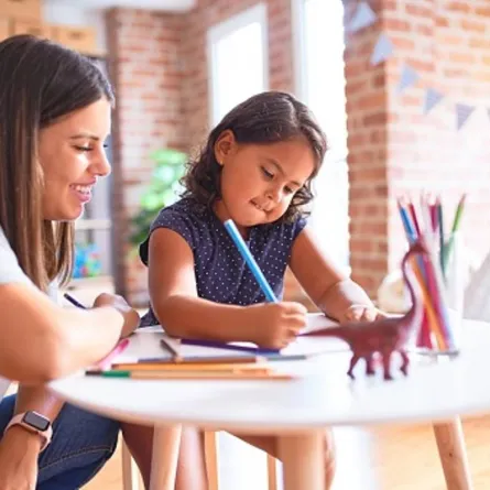 صورة لأم تشجع طفلتها على تعلم الرسم