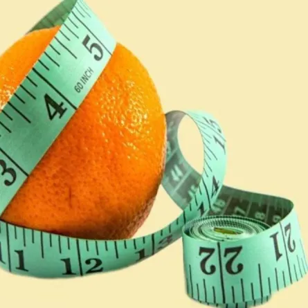 صورة لبرتقالة  حولها شريط قياس محيط الخصر