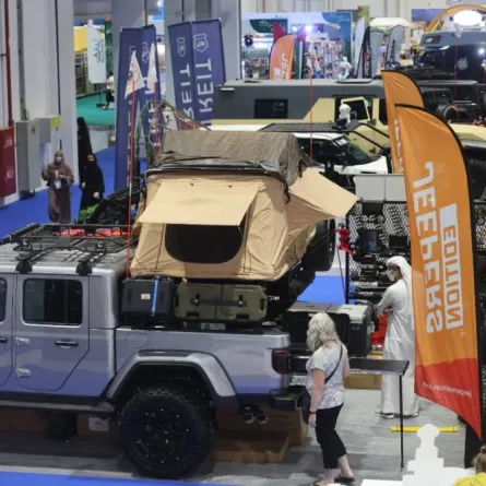 يشهد المعرض إقبالاً جماهيريًّا لافتًا من هواة التخييم ورحلات البر والتراث. الصورة من "وام"