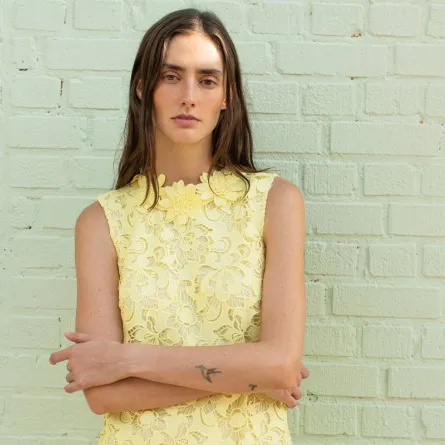 إطلالات باللون الأصفر