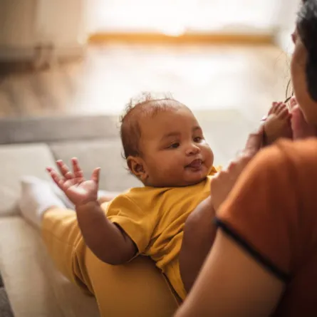 صورة لأم تكلم طفلها