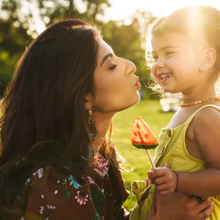 صورة لأم مع طفلتها