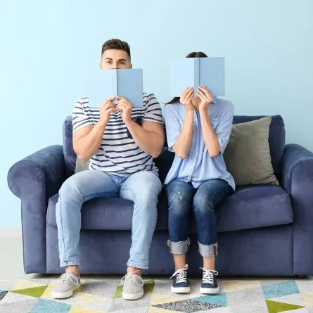 صورة لأبوين يقرآن الكتاب