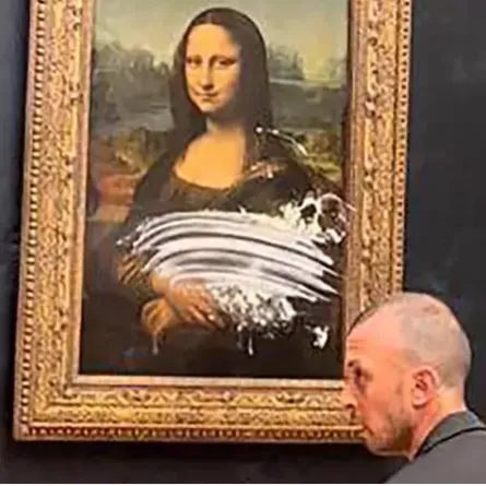 شاب يلطخ الموناليزا بقطعة من الحلوى - الصورة من marcy