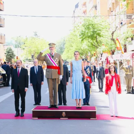 الملك فيليب والملكة ليتيزيا في إحتفالات يوم القوات المسلحة- الصورة من حساب Casa Real على تويتر