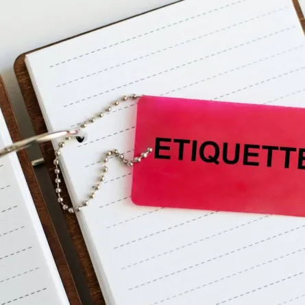 التمسّك بقواعد إتيكيت الجلوس يعكس لباقة المرء