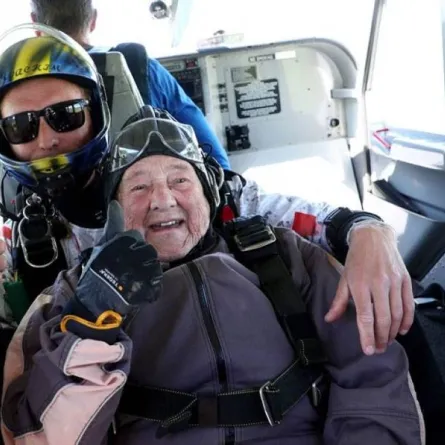 صورة الجدة روت لارسون