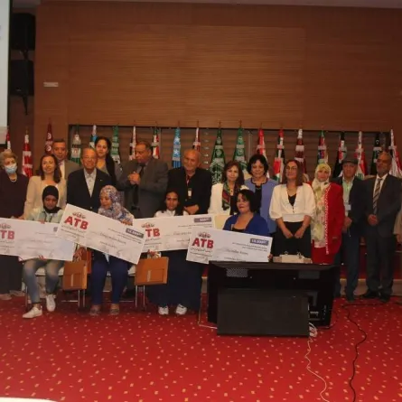 الفائزون والمشاركون والمنظمون للملتقى - الصورة من موقع الجائزة العربية لادب الطفل على الفيسبوك