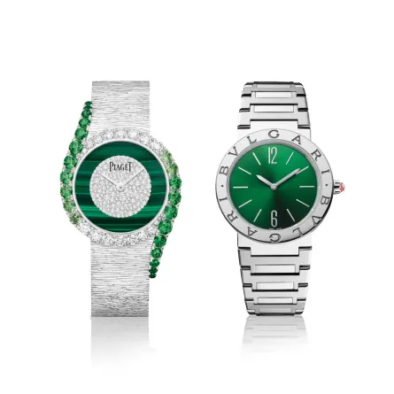 ساعات باللون الفضي والأخضر