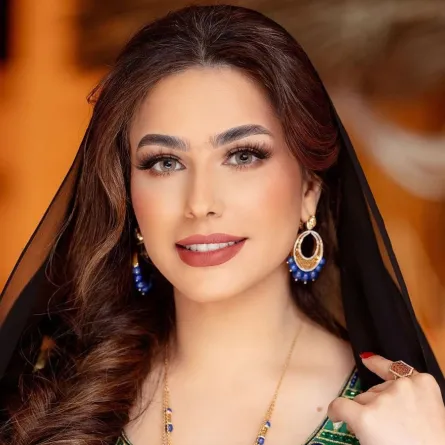 حصة الفلاسي بمكياج ترابي مات ناعم