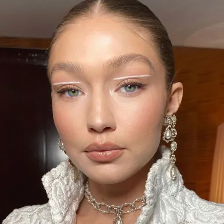 الأيلاينر العائم الأبيض بأسلوب ناعم(الصورة من حساب gigihaddid على إنستغرام)