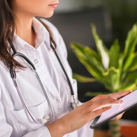 كيف تختارين طبيب التجميل لضمان نجاح عمليات ما بعد الولادة؟ 