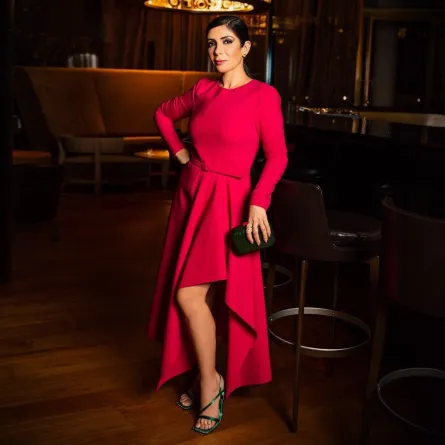 منى زكي بصندل أخضر ميتاليك وفستان أحمر