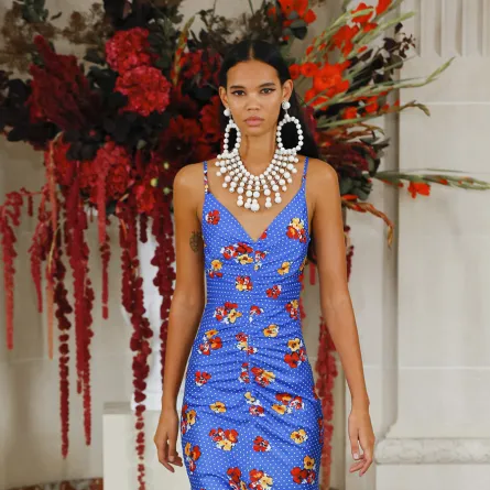 كيف تنسقين صيحة طبعات الورود في الصيف؟