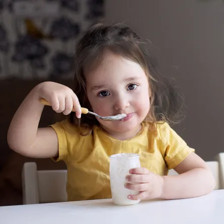 فوائد الزبادي كثيرة: لعظام الطفل ومناعته وجهازه الهضمي..