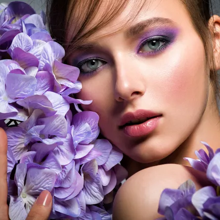 مكياج عيون بنفسجي وفضي لعروس 2022