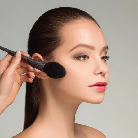 أضرار البودرة المائية على البشرة