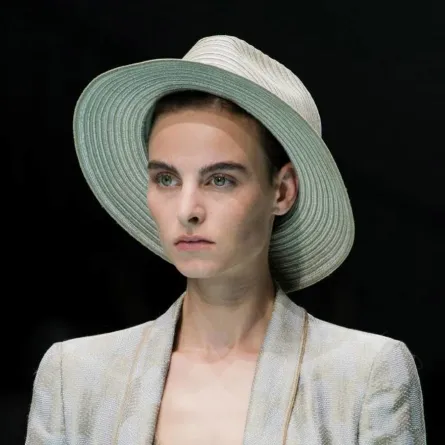 قبعات بألوان منعشة