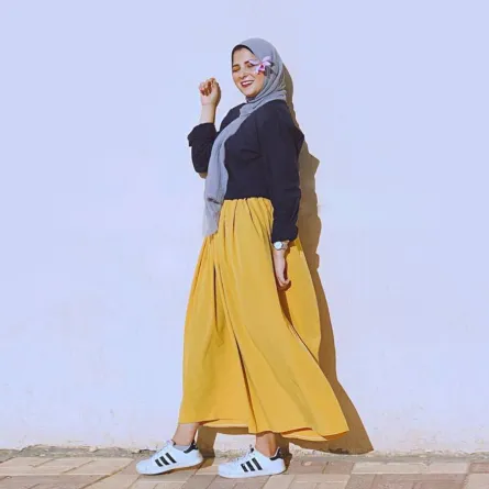 جهاد البنا بتنورة صفراء بتصميم A line