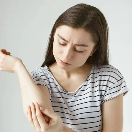 أسباب وجود بقع حمراء على الجلد وعلاجها