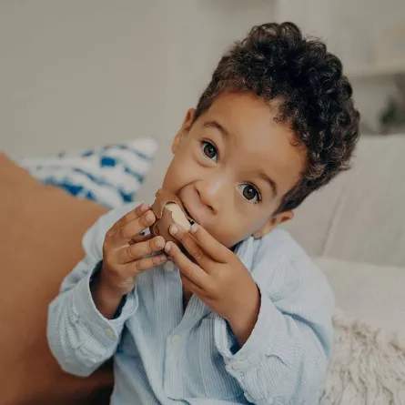 صورة لطفل يتناول الحلويات