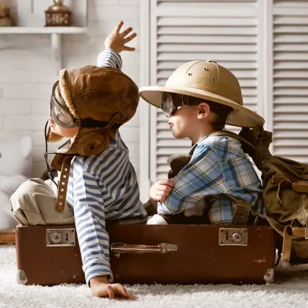 صورة لطفلين يلعبان