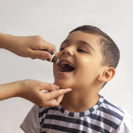 صورة لطفل يأخذ الدواء