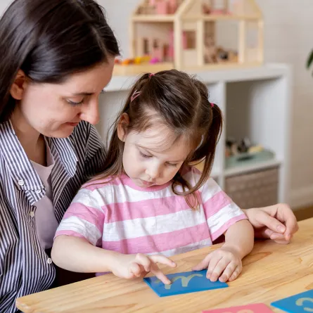 كيف تعرفين أن طفلك مصاب بتأخر وعسر في النطق؟