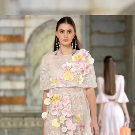 موديلات فساتين مزيّنة بالورود