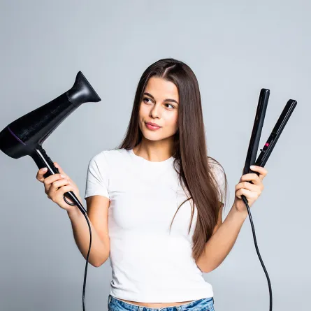 الفرق بين مكواة الشعر والفرشاة الكهربائية