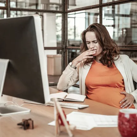 صورة لحامل مصابة بالغثيان