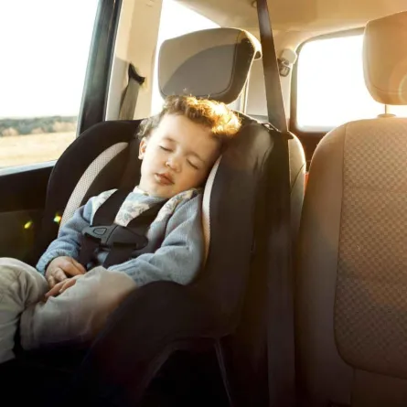 مقعد آمن للطفل في السيارة