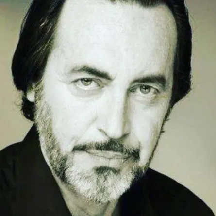 الممثل الراحل هشام رستم- الصورة من حسابه الشخصي على الفيسبوك