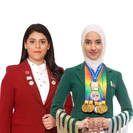 الباكستانية إيما علم وبجانبها مدربتها- الصورة من موقع Tribune