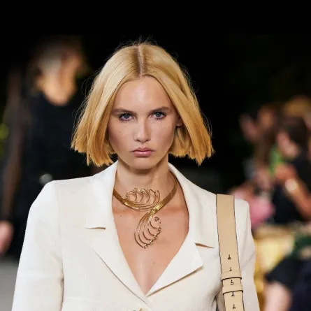 عقد بارز من ألبيرتا فيريتي Alberta Ferretti