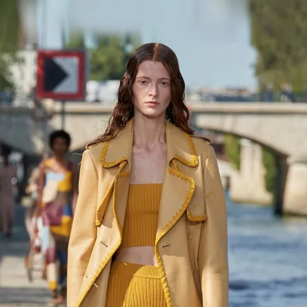 اللون الخردلي في إطلالاتك الصيفية