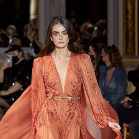 اللون المرجاني في عروض الأزياء الراقية صيف 2022