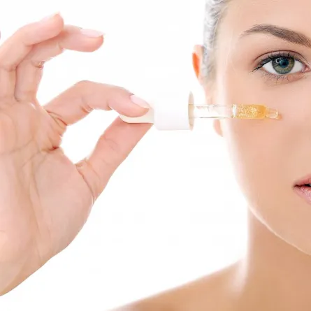 يحتوي زيت إبرة الراعي على مضادات أكسدة هامة للبشرة