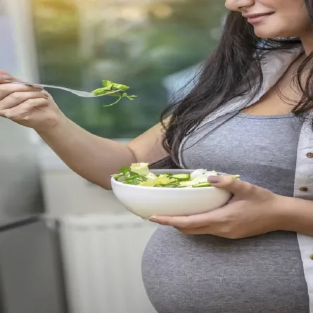 صورة لحامل تتناول الخضروات