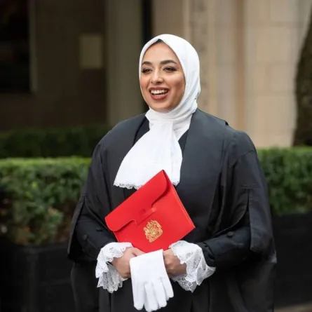 سلطانة تافادار.. أول محامية محجبة تحصل على لقب مستشارة ملكة إنجلترا