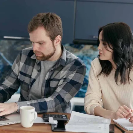  علامات كذب الزوج على زوجته