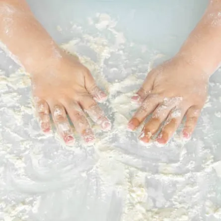 صورة تعبر عن ظاهرة الطفل المخرب