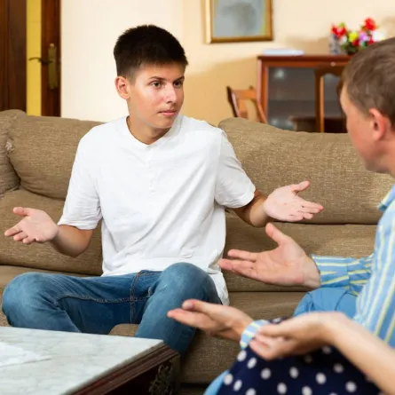 صورة لتوبيخ الأبوين لابنهما